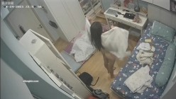 眼镜学生妹每晚睡觉都抠逼自慰 看着手机不自觉伸入下体扣扣 非常陶醉享受 每次扣完还闻一下味道 截图5