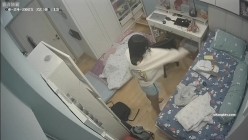 眼镜学生妹每晚睡觉都抠逼自慰 看着手机不自觉伸入下体扣扣 非常陶醉享受 每次扣完还闻一下味道 截图16