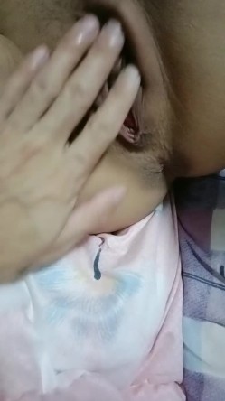 骚老婆和小姨子在一个床上是什么体验，全程露脸精彩小秀，让他们给舔舔大鸡巴，还在哺乳期的骚奶子挤出水 截图5