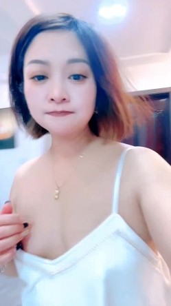 轻熟女的诱惑，全程露脸情趣睡衣，跟狼友互动撩骚听指挥，跳蛋自慰道具抽插，把自己玩的高潮不断喷水 截图1