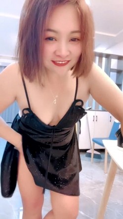 轻熟女的诱惑，全程露脸情趣睡衣，跟狼友互动撩骚听指挥，跳蛋自慰道具抽插，把自己玩的高潮不断喷水 截图6