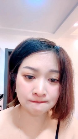 轻熟女的诱惑，全程露脸情趣睡衣，跟狼友互动撩骚听指挥，跳蛋自慰道具抽插，把自己玩的高潮不断喷水 截图11