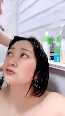 轻熟女的诱惑，全程露脸情趣睡衣，跟狼友互动撩骚听指挥，跳蛋自慰道具抽插，把自己玩的高潮不断喷水 截图16