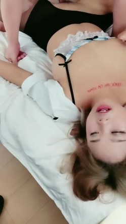 勾引小姨子，丝袜制服露脸，让大哥揉奶抠逼，压在身下爆草，浪叫呻吟配合小哥抽插，床边尿尿，精彩不要错过 截图8