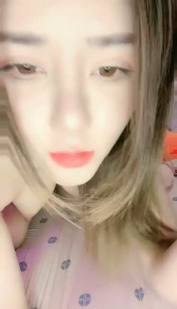 长发网红脸美少妇，黑丝长腿搔首弄姿特写自慰黑蝴蝶逼，白浆很多道具插穴 截图3