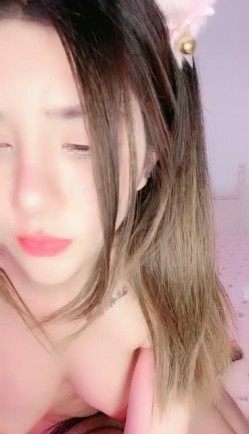 长发网红脸美少妇，黑丝长腿搔首弄姿特写自慰黑蝴蝶逼，白浆很多道具插穴 截图15