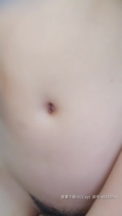 敏感学生妹露脸被蒙面大哥床上玩逼捅菊花，大鸡巴各种体位抽插爆草蹂躏，表情骚极了，不断呻吟还自己抠穴 截图8