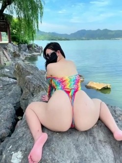 【高价福利】微博128万粉，巨乳肥臀女神尤物【芷仪g宝】露脸定制69V，1对1露点自慰喷水，淫语挑逗 截图2