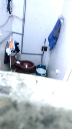 出租房公共卫生间偷拍合租妹子洗澡,竟然发现她直接蹲在地上尿尿,难怪每次洗澡都闻到一股骚味 截图4