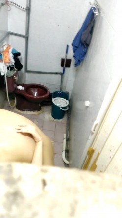 出租房公共卫生间偷拍合租妹子洗澡,竟然发现她直接蹲在地上尿尿,难怪每次洗澡都闻到一股骚味 截图5
