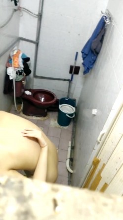 出租房公共卫生间偷拍合租妹子洗澡,竟然发现她直接蹲在地上尿尿,难怪每次洗澡都闻到一股骚味 截图6