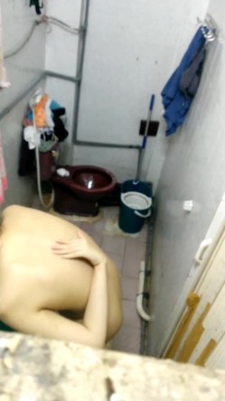 出租房公共卫生间偷拍合租妹子洗澡,竟然发现她直接蹲在地上尿尿,难怪每次洗澡都闻到一股骚味 截图7