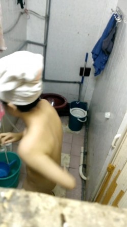 出租房公共卫生间偷拍合租妹子洗澡,竟然发现她直接蹲在地上尿尿,难怪每次洗澡都闻到一股骚味 截图8