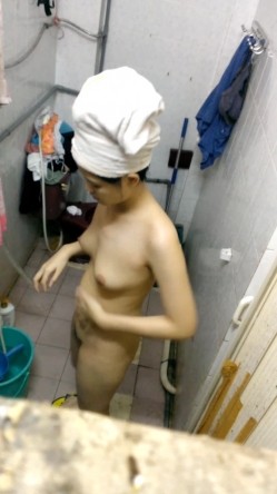 出租房公共卫生间偷拍合租妹子洗澡,竟然发现她直接蹲在地上尿尿,难怪每次洗澡都闻到一股骚味 截图11