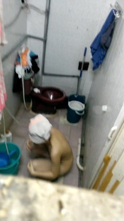 出租房公共卫生间偷拍合租妹子洗澡,竟然发现她直接蹲在地上尿尿,难怪每次洗澡都闻到一股骚味 截图15
