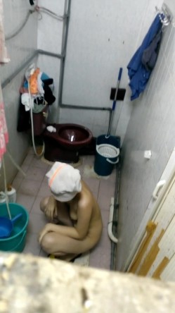出租房公共卫生间偷拍合租妹子洗澡,竟然发现她直接蹲在地上尿尿,难怪每次洗澡都闻到一股骚味 截图16