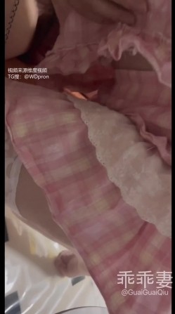 微胖女友共享、爱穿JK3P粉丝活动一场接一场「乖乖妻」婚纱露出，3P活动单男分享内射丈夫继续刷锅，一旁是熟睡的丈夫 截图9