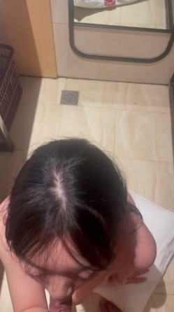 广西无毛表妹露脸性爱自拍，各种自慰器束缚跪地，认真吮吸肉棒妙不可言 截图2