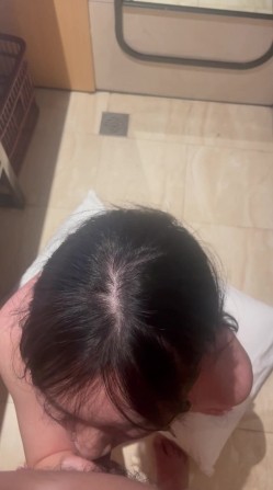 广西无毛表妹露脸性爱自拍，各种自慰器束缚跪地，认真吮吸肉棒妙不可言 截图3