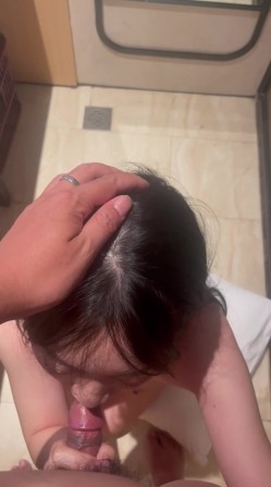 广西无毛表妹露脸性爱自拍，各种自慰器束缚跪地，认真吮吸肉棒妙不可言 截图4