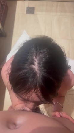 广西无毛表妹露脸性爱自拍，各种自慰器束缚跪地，认真吮吸肉棒妙不可言 截图8