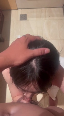 广西无毛表妹露脸性爱自拍，各种自慰器束缚跪地，认真吮吸肉棒妙不可言 截图9