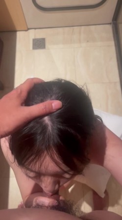 广西无毛表妹露脸性爱自拍，各种自慰器束缚跪地，认真吮吸肉棒妙不可言 截图11