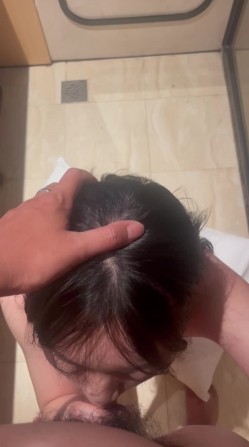广西无毛表妹露脸性爱自拍，各种自慰器束缚跪地，认真吮吸肉棒妙不可言 截图12