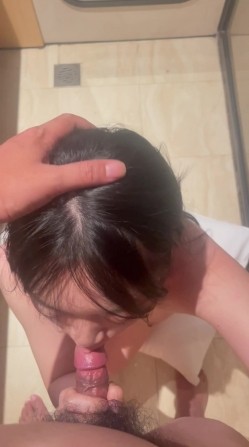 广西无毛表妹露脸性爱自拍，各种自慰器束缚跪地，认真吮吸肉棒妙不可言 截图13