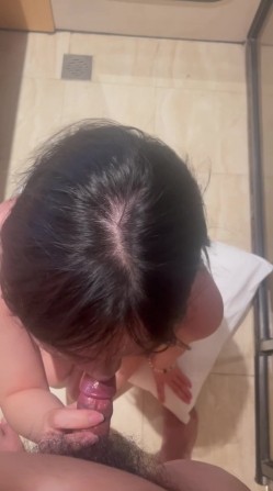 广西无毛表妹露脸性爱自拍，各种自慰器束缚跪地，认真吮吸肉棒妙不可言 截图15