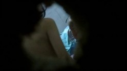 门缝TP打工小夫妻 看到他老婆身材和那对明晃晃的车大灯 才知道猪头阿三这么疼老婆 截图1