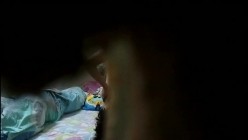 门缝TP打工小夫妻 看到他老婆身材和那对明晃晃的车大灯 才知道猪头阿三这么疼老婆 截图14