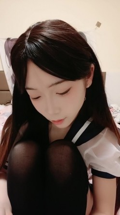 极品学姐下海赚学费，全程露脸制服情趣装诱惑狼友，无毛白虎逼性感漂亮，口交假鸡巴道具抽插特写展示好骚啊 截图1