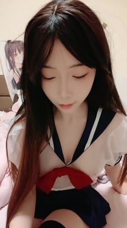 极品学姐下海赚学费，全程露脸制服情趣装诱惑狼友，无毛白虎逼性感漂亮，口交假鸡巴道具抽插特写展示好骚啊 截图2