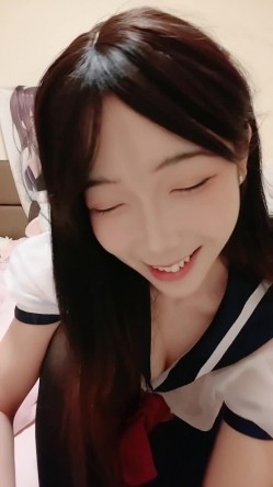 极品学姐下海赚学费，全程露脸制服情趣装诱惑狼友，无毛白虎逼性感漂亮，口交假鸡巴道具抽插特写展示好骚啊 截图3