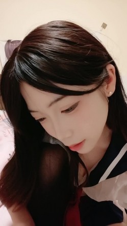 极品学姐下海赚学费，全程露脸制服情趣装诱惑狼友，无毛白虎逼性感漂亮，口交假鸡巴道具抽插特写展示好骚啊 截图4