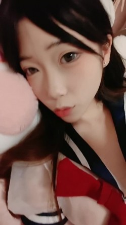极品学姐下海赚学费，全程露脸制服情趣装诱惑狼友，无毛白虎逼性感漂亮，口交假鸡巴道具抽插特写展示好骚啊 截图5