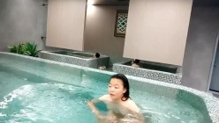 女偷拍客 潜入某高校附近温泉洗浴会所更衣室浴池偷拍几个好身材学妹更衣沐浴戏水 截图1