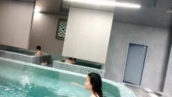 女偷拍客 潜入某高校附近温泉洗浴会所更衣室浴池偷拍几个好身材学妹更衣沐浴戏水 截图2