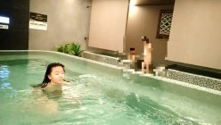 女偷拍客 潜入某高校附近温泉洗浴会所更衣室浴池偷拍几个好身材学妹更衣沐浴戏水 截图3