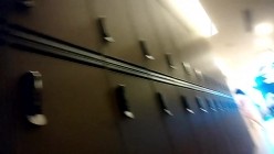 女偷拍客 潜入某高校附近温泉洗浴会所更衣室浴池偷拍几个好身材学妹更衣沐浴戏水 截图7