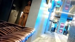 女偷拍客 潜入某高校附近温泉洗浴会所更衣室浴池偷拍几个好身材学妹更衣沐浴戏水 截图14