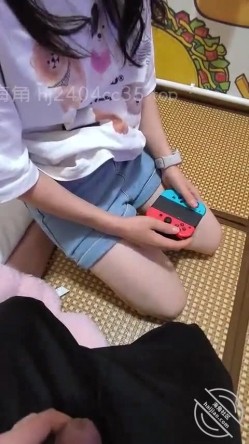 海角大神【我与前女友姐姐】 和姐姐在Switch游戏馆寻找刺激，边打游戏边被我的肉棒插入 截图2