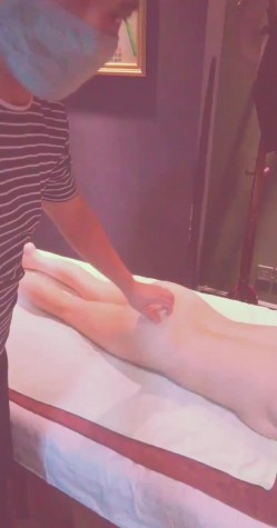 教大家一些，调情手法，心甘情愿的美艳少妇出镜，这身材浪漫的一逼，滑熘熘又纤细的腰身，稍微按摩一下 截图1