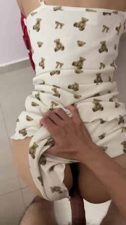 【绿帽狂 ️淫荡妻】细腰肥臀淫妻『短裙无内』美臀人妻与单男啪啪 丈夫在一旁拍摄 抽插特写 全是淫水 高清1080P原版 截图7