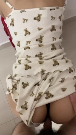 【绿帽狂 ️淫荡妻】细腰肥臀淫妻『短裙无内』美臀人妻与单男啪啪 丈夫在一旁拍摄 抽插特写 全是淫水 高清1080P原版 截图9
