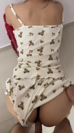 【绿帽狂 ️淫荡妻】细腰肥臀淫妻『短裙无内』美臀人妻与单男啪啪 丈夫在一旁拍摄 抽插特写 全是淫水 高清1080P原版 截图10