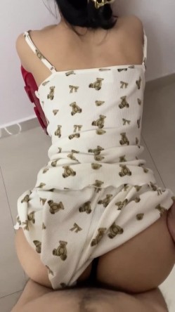 【绿帽狂 ️淫荡妻】细腰肥臀淫妻『短裙无内』美臀人妻与单男啪啪 丈夫在一旁拍摄 抽插特写 全是淫水 高清1080P原版 截图12