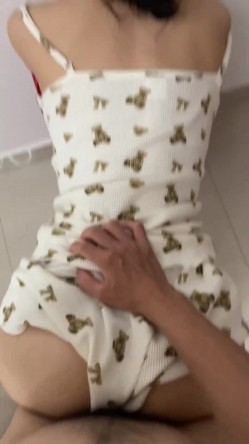 【绿帽狂 ️淫荡妻】细腰肥臀淫妻『短裙无内』美臀人妻与单男啪啪 丈夫在一旁拍摄 抽插特写 全是淫水 高清1080P原版 截图14