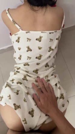 【绿帽狂 ️淫荡妻】细腰肥臀淫妻『短裙无内』美臀人妻与单男啪啪 丈夫在一旁拍摄 抽插特写 全是淫水 高清1080P原版 截图15